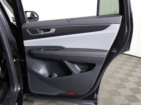 Used 2024 Volkswagen Atlas Peak Edition SEL AWD/4WD image 31
