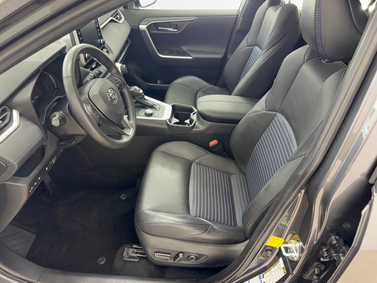Used 2021 Toyota RAV4 XSE w/ XSE Grade Weather Package AWD/4WD image 5