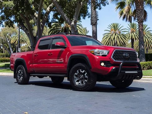 Used 2018 Toyota Tacoma TRD Off-Road w/ Technology Package AWD/4WD image 2