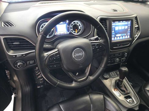 Used 2019 Jeep Cherokee Trailhawk w/ Trailer Tow Group AWD/4WD image 2