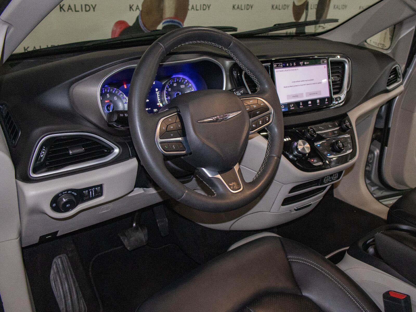 Used 2024 Chrysler Pacifica Touring-L FWD image 5