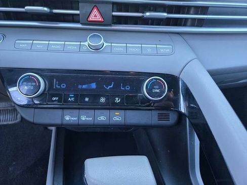 Used 2024 Hyundai Elantra Blue FWD image 18