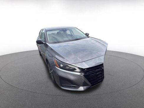 Used 2025 Nissan Altima 2.5 SV FWD image 2