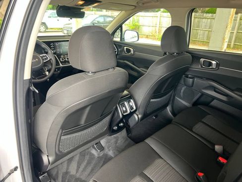 Used 2022 Kia Sorento LX FWD image 9