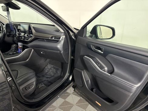 Used 2021 Toyota Highlander XLE AWD/4WD image 39