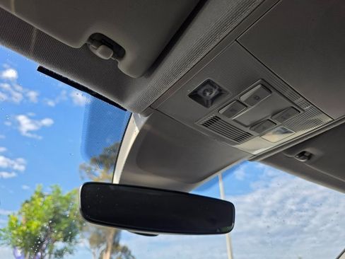 Used 2023 Volkswagen Tiguan SE image 38