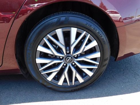 Used 2025 Nissan Altima 2.5 SV FWD image 21