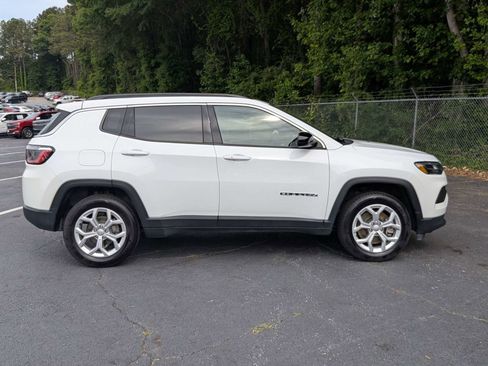 Used 2024 Jeep Compass Latitude AWD/4WD image 3