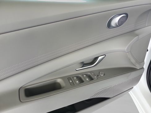 Used 2025 Hyundai Elantra SE FWD image 16