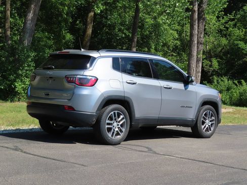Used 2019 Jeep Compass Latitude w/ Popular Equipment Group FWD image 3