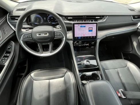 Used 2023 Jeep Grand Cherokee Limited w/ Black Appearance Package AWD/4WD image 10
