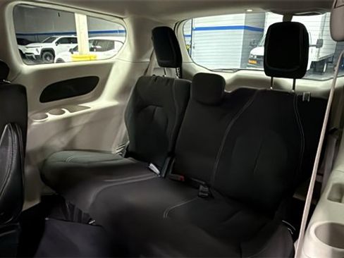 Used 2022 Chrysler Voyager LX image 14