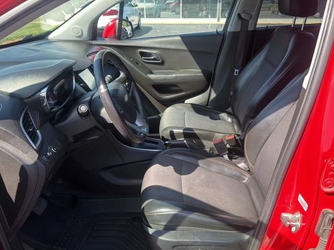 Used 2017 Chevrolet Trax LT w/ LT Convenience Package FWD image 9