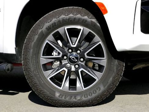 Used 2024 Chevrolet Tahoe Z71 w/ Luxury Package AWD/4WD image 2