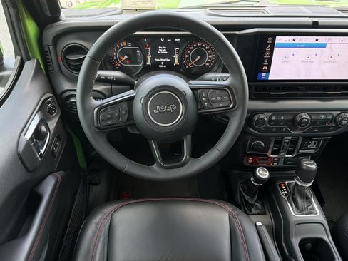 Used 2025 Jeep Gladiator Rubicon w/ Convenience Group AWD/4WD image 29