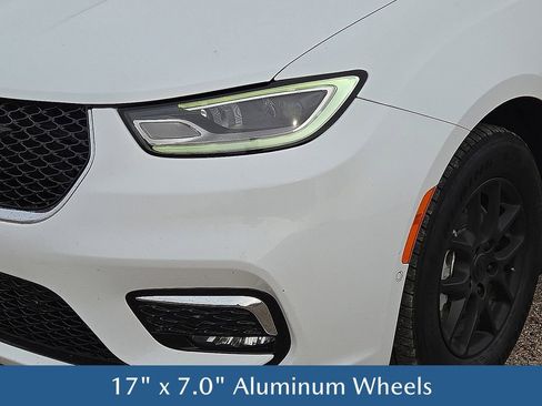 Used 2022 Chrysler Pacifica Touring-L w/ Uconnect Theater Family Group image 10