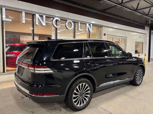 Used 2023 Lincoln Aviator AWD w/ Premium Package image 4