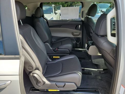 New 2026 Kia Carnival EX FWD image 12