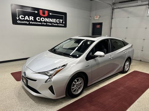 Used 2017 Toyota Prius Four image 2