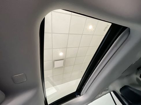 Used 2020 Toyota Highlander XLE image 22