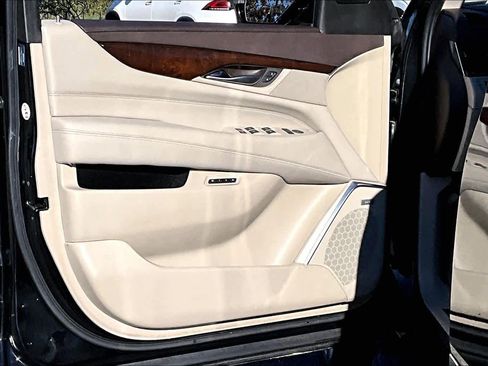 Used 2017 Cadillac Escalade Luxury image 21