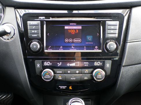 Used 2018 Nissan Rogue SV image 19