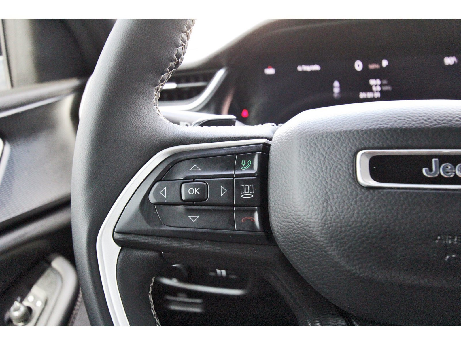Used 2024 Jeep Grand Cherokee Altitude RWD image 23