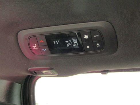 Used 2025 Chrysler Pacifica Limited FWD image 43