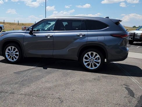 Used 2025 Toyota Highlander Limited AWD/4WD image 2