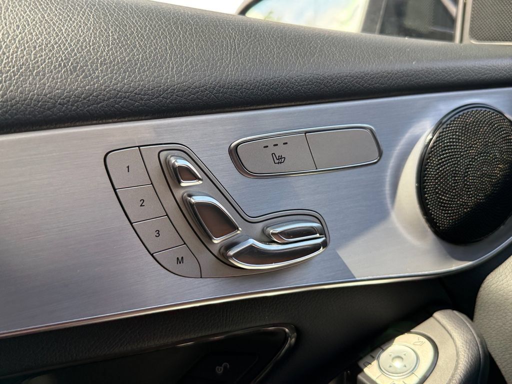 Used 2019 Mercedes-Benz GLC 300 4MATIC image 19