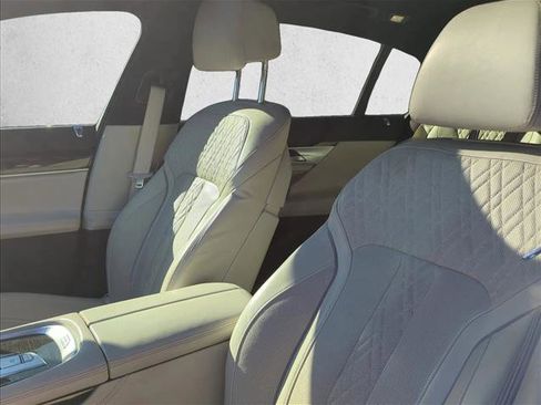 Used 2019 BMW 750i w/ M Sport Package image 8