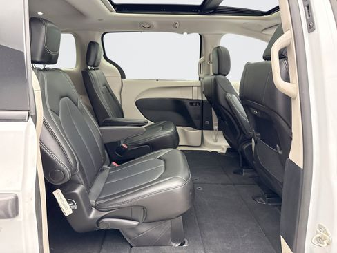 Used 2024 Chrysler Pacifica Touring-L w/ Road Tripper Package image 19