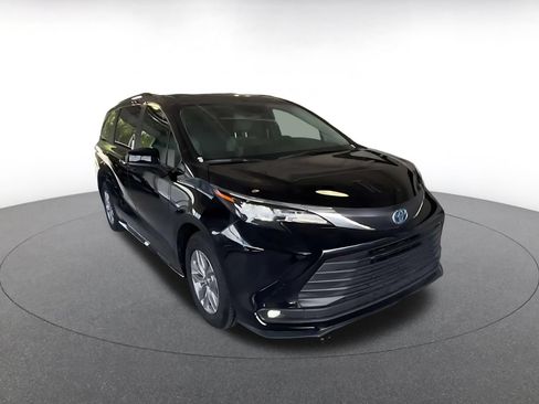 Used 2025 Toyota Sienna XLE FWD image 3