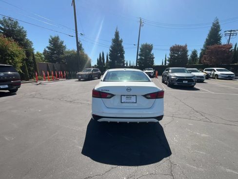 Used 2025 Nissan Altima 2.5 SV FWD image 12