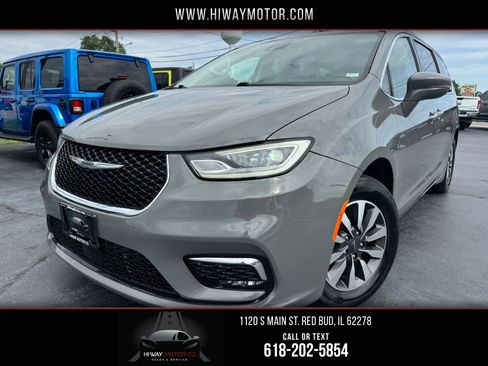 Used 2021 Chrysler Pacifica Touring-L FWD image 1