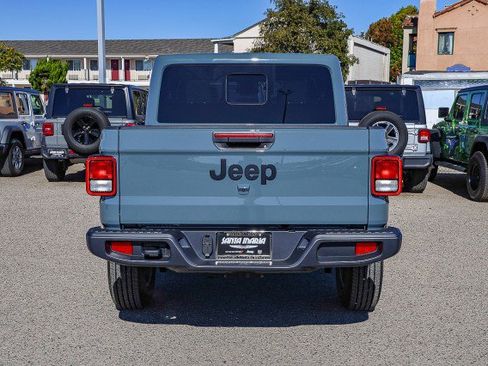 New 2025 Jeep Gladiator Sport image 5