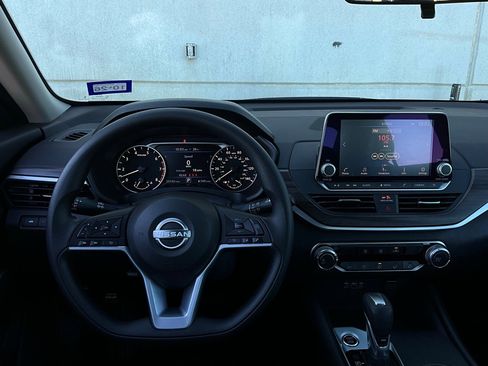 Used 2025 Nissan Altima 2.5 SV image 13