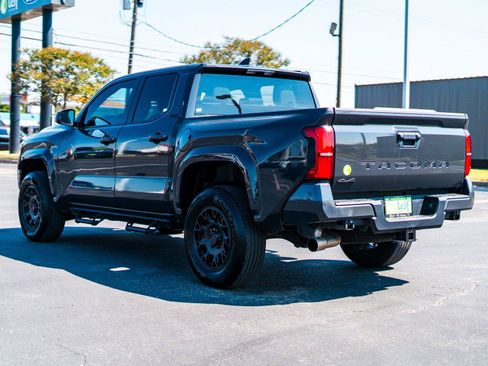 Used 2025 Toyota Tacoma SR5 AWD/4WD image 5