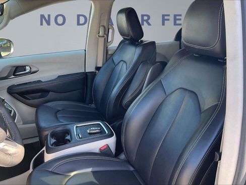 Used 2023 Chrysler Pacifica Touring-L FWD image 20
