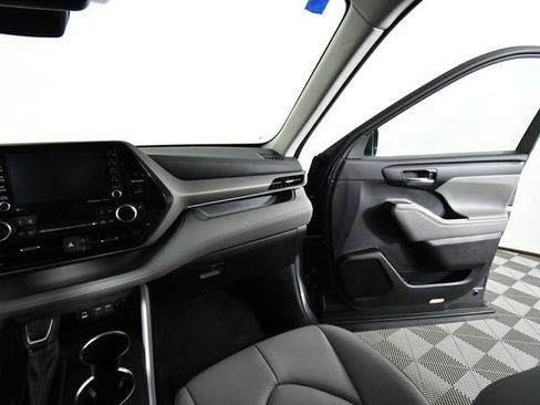 Used 2022 Toyota Highlander XLE image 20