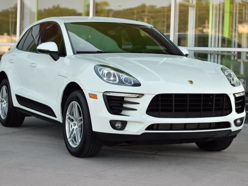 Used 2017 Porsche Macan Base AWD 4dr SUV image 2