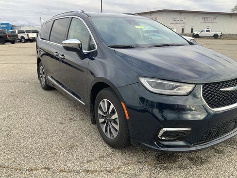 Used 2021 Chrysler Pacifica Limited w/ Premium & Safety Sphere Group image 18