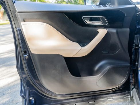 Used 2017 Jaguar F-PACE Premium image 46