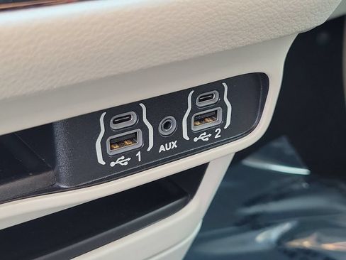 Used 2022 Chrysler Voyager LX FWD image 27