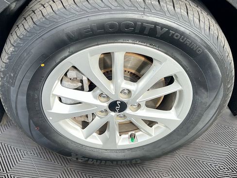Used 2024 Kia Carnival LX FWD image 31