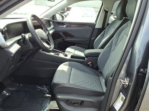 New 2025 Volkswagen Tiguan SE image 10