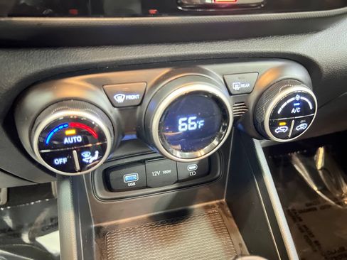 Used 2023 Hyundai Venue SEL FWD image 19