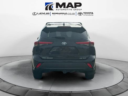 Used 2023 Toyota Highlander XLE image 4