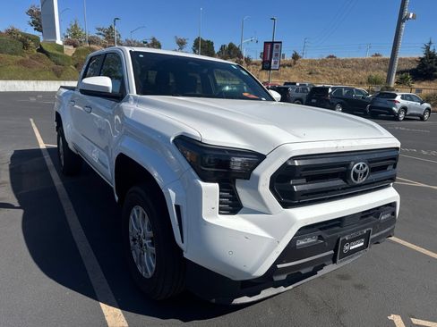 Used 2025 Toyota Tacoma SR5 AWD/4WD image 1