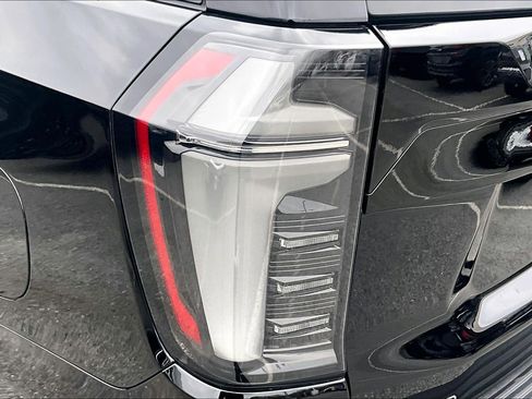 Used 2025 Chevrolet Suburban Premier image 34